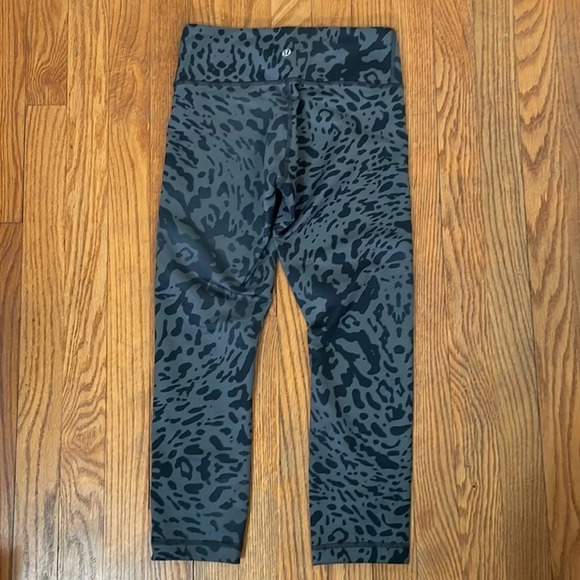 Lululemon Wunder Under Crop II Animal Swirl Deep Coal Light Size 4 cheetah - Picture 2 of 6